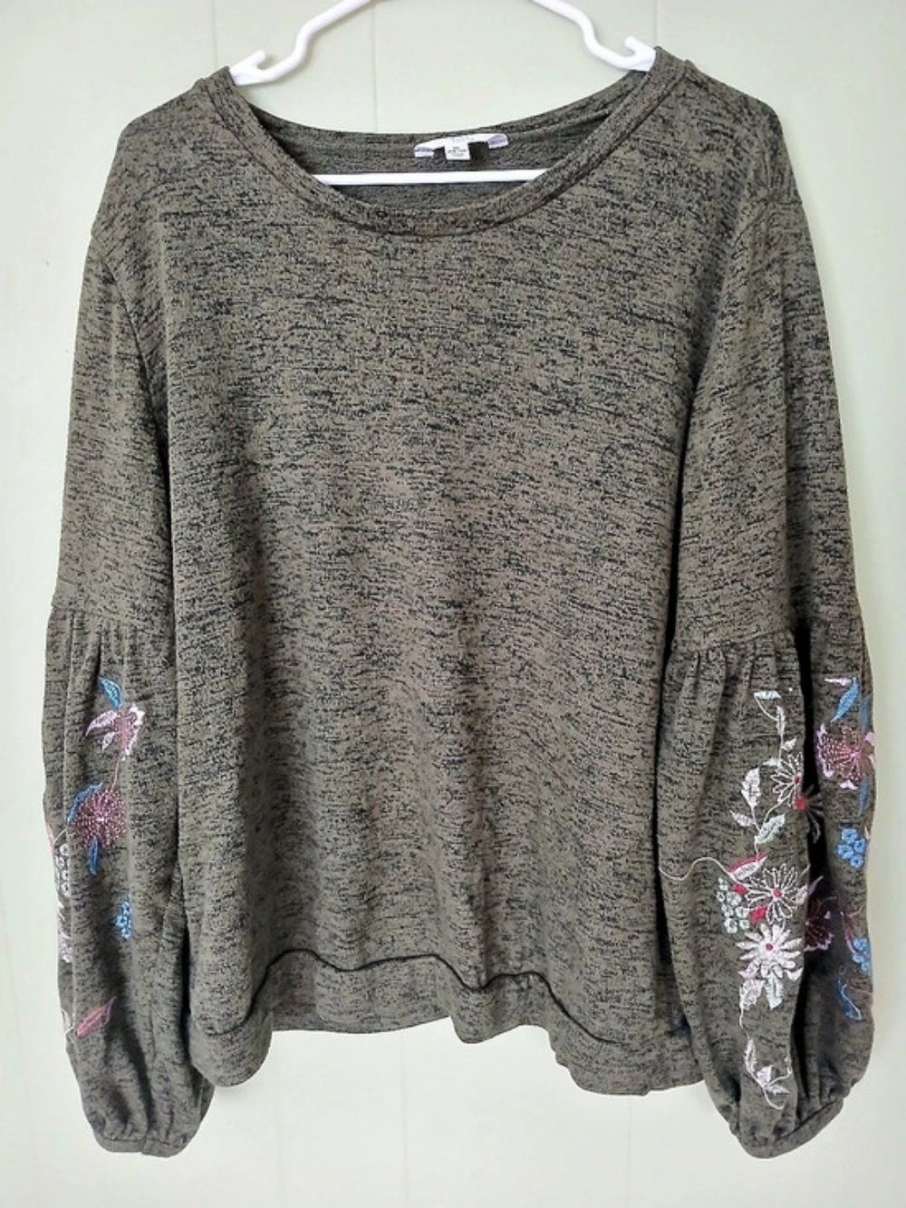 Time and Tru Embroidered Sleeve Tunic in HeatherGreen XL Like New